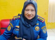 Petugas Damkar Seruyan Berhasil Evakuasi Sarang Tawon di Atap Rumah Warga