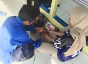 Damkar Seruyan Evakuasi Anak yang Jarinya Tersangkut Gembok Pintu.