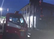 Akibat Pohon Kelapa Terbakar, Api Nyaris Melalap Pesantren.